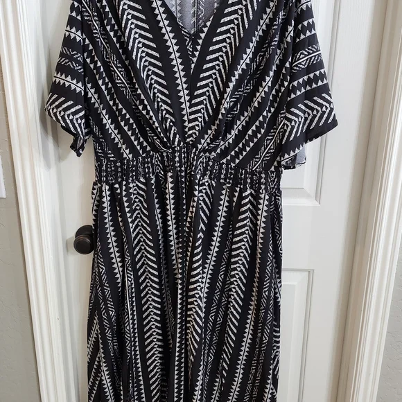 BloomChic Black and White Chevron Maxi Dress - Picture 1 of 4